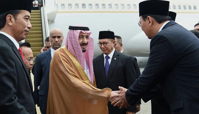 Basuki Tjahaja Purnama atau Ahok (kanan) menyalami Raja Salman dari Arab Saudi, di di Bandara Halim Perdanakusuma, Jakarta Timur, Rabu (1/3/207).