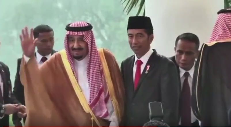 Presiden Jokowi menunjukkan kepada Raja Salman dari Arab Saudi keragaman beragama di Indonesia