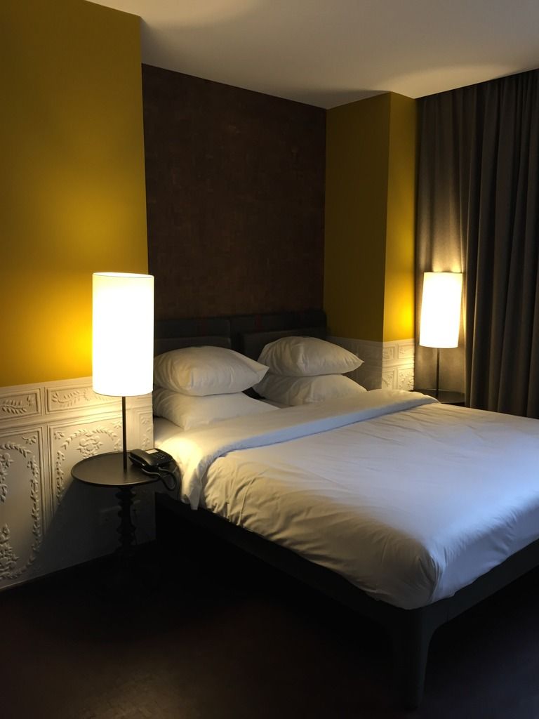 Hotel V Nesplein suite bed