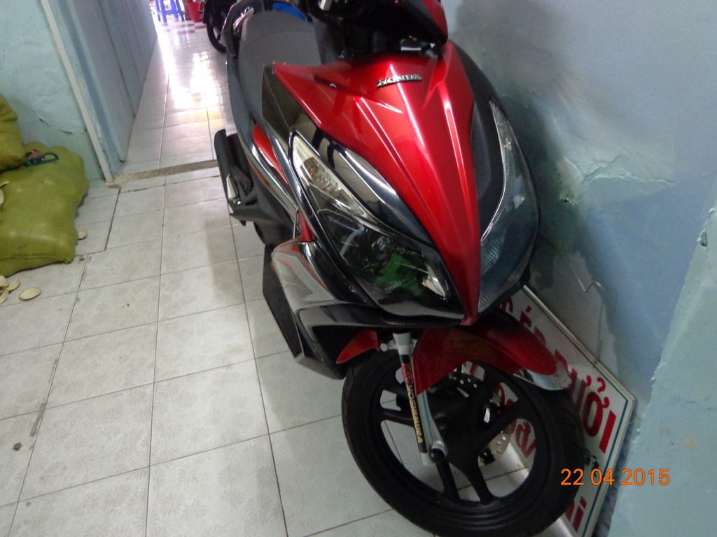 bán lại chiếc Air Blade 125 màu đỏ đen 9/2014 xe đang dán keo nguyên con............ - 1