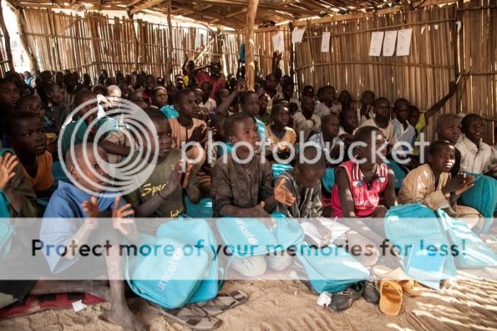 Kelaparan - Anak-anak Afrika di sekolah di Muna Garage IDP, Maiduguri, Nigeria 7 November 2016.